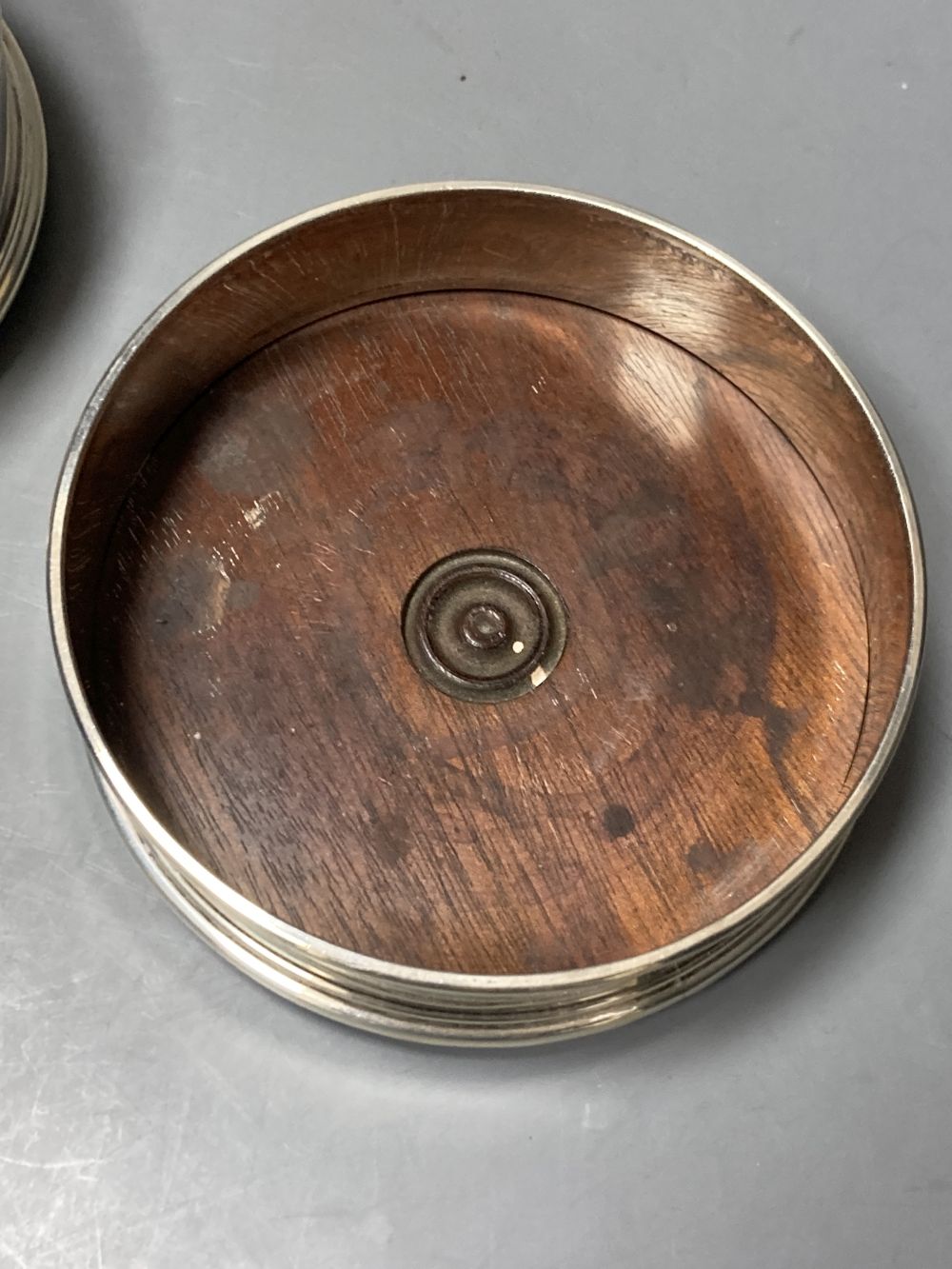 A pair of modern silver mounted wine coasters, W.E.N. London, 1985, 13.2cm.